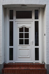 Fototapeta premium Eingangstür in weiß