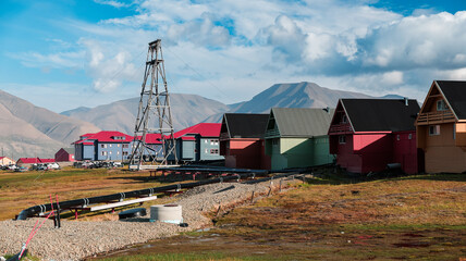 Colorful houses and an abandoned mining structure against the backdrop of Longyearbyen Svalbard © Dave
