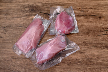 Porcja mięsa z indyka w plastikowych woreczkach do mrożenia na stole kuchennym  © Paweł Kacperek