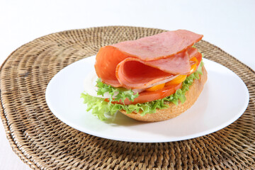 샌드위치, 먹을것, 빵, 치즈, 햄, 토마토, 상추, 샐러드, 아침 식사, 식사, 점심, 간식, 고기, 건강한, 신선, 번호판, 백, 야채, 물고기, 연어, 롤빵, green, 규정식, red