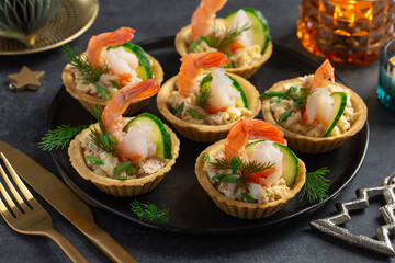 Mini tartlets with shrimps