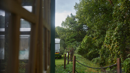 Fototapeta premium Camping in the woods with mountains and trees where you can relax and relax.