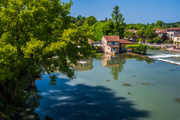 Obraz premium Summer on the Mincio river. Historic village of Borghetto sul Mincio