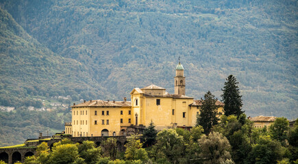 KLOSTER SAN LORENZO, WEINANBAUGEBIETS VALTELLINA. © leonarda