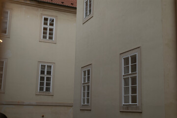 Obraz premium A particular type of architectural structure featuring a significant number of windows integrated into its design and overall appearance