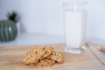 Close-up homemade baked tasty crunchy cookies biscuit sweet delicious snack dessert on table with milk oat milk almond for healthy lifestyle simple morning breakfast dairy product meal refreshment