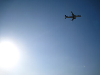 沖縄　豊崎海浜公園美らSUNビーチ(那覇空港着陸前の旅客機)