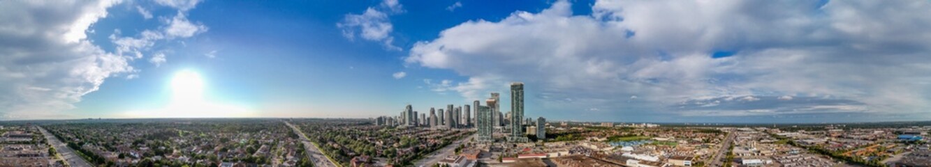 Obraz premium Aerial panoramic view of Chicago skyline from Millennium Park on a sunny summer day