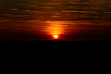 Obraz premium Golden Sundown,Nature’s Masterpiece of Light and Color Across the Horizon