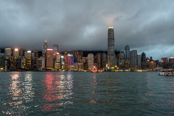 Naklejka premium Hong Kong downtown skyline across Victoria harbor at night, Hong Kong, China.