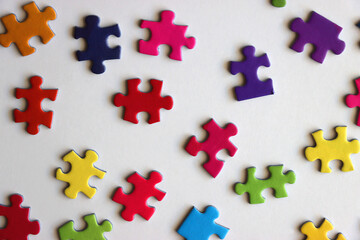 Obraz premium Colorful jigsaw puzzle pieces on white background. Flat lay.
