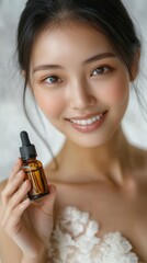 Fototapeta premium エレガントな自然光の中でスキンケア美容液のボトルを持っている笑顔の女性