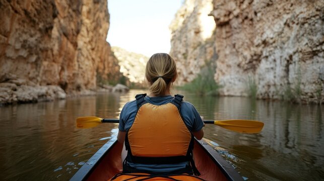 Abenteuerliches Kajakfahren in malerischen Canyon-Wasserwegen f&uuml;r Outdoor-Erkundungen und Abenteuersport