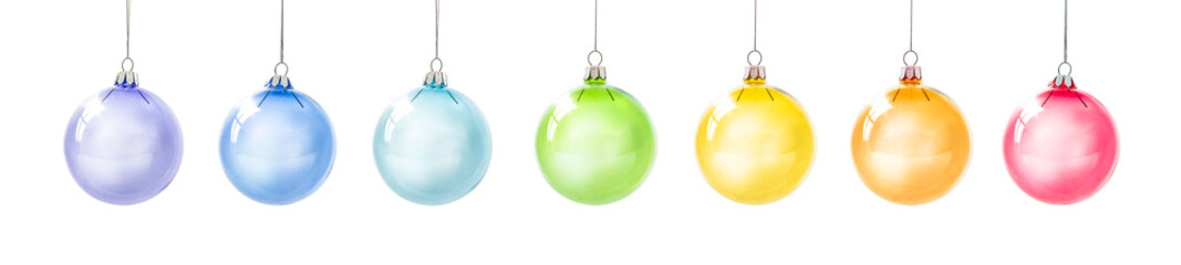 Bunte Weihnachtskugeln aus Glas vor weissem Hintergrund