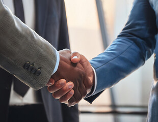 Businness Männner schütteln sich die Hände