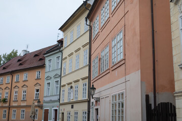 Obraz premium A long row of various buildings are strategically lined up closely next to each other, creating a distinct urban landscape