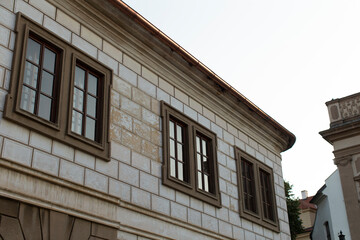 Obraz premium A robust brick building that showcases a significant number of windows, enhancing its architectural appeal and allowing natural light to flow in
