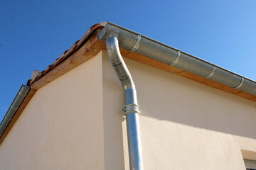 Gouttière en zinc gris sur la façade de la maison neuve