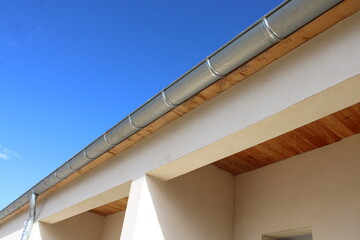 Obraz premium Gouttière en zinc gris sur la façade de la maison neuve