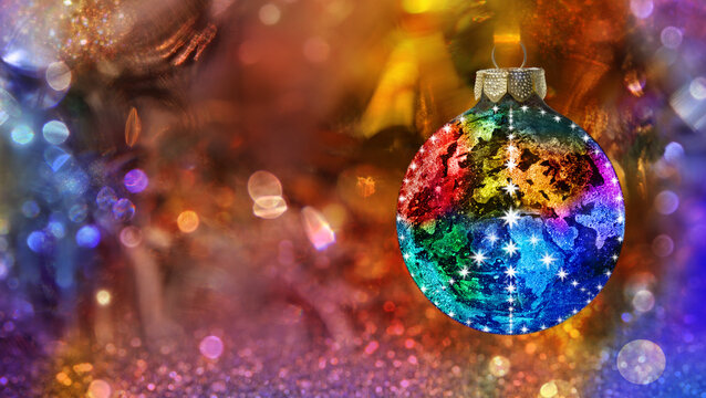 Vorlage f&uuml;r Weihnachten mit Christbaumkugel als stilisierte bunte Welt, die das Peace-Zeichen tr&auml;gt, und so den Wunsch nach Frieden illustriert - mit viel Freiraum f&uuml;r (hellen) Text auf warmem Licht
