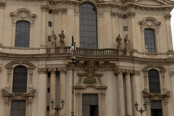 Obraz premium There is a very large structure that features a prominent balcony and also has several statues adorning its exterior design and facade