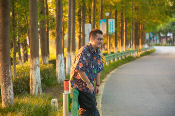 Obraz premium engsha Island, Shanghai - People standing in the woods at sunset