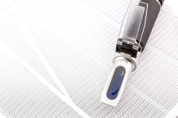 Optical refractometer for measuring grape sugar