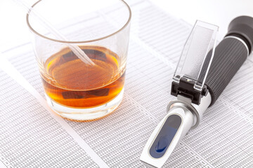 Optical refractometer for measuring alcohol content