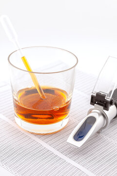 Optical refractometer for measuring alcohol content