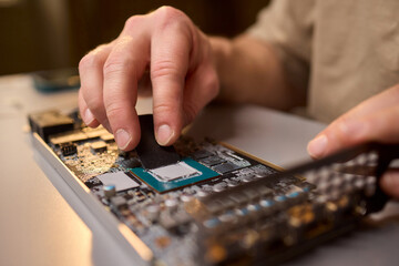 Fototapeta premium Applying thermal paste on a processor is essential for effective cooling and optimal performance