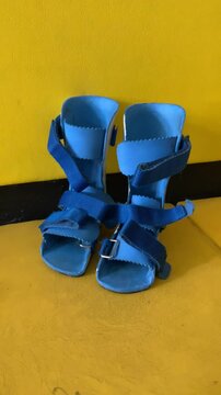 The appearance of AFO (ankle foot orthosis) shoes is blue with a yellow background