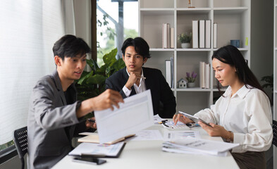 Obraz premium Diverse Team of Business Professionals Collaborating and Sharing Ideas in a Modern Conference Room Setting