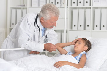 Obraz premium The little girl is in the hospital with a doctor