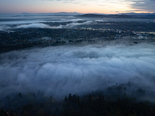 Obraz premium Early morning fog drifts through the Willamette Valley in West Linn, Oregon. This scenic area lies just south of the Pacific Northwest city of Portland.