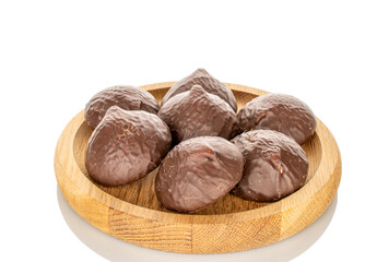 Obraz premium Marshmallow in chocolate on a wooden tray, macro, isolated on white background.