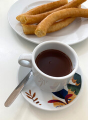 comiendo chocolate con churros porras en una cafetería bar IMG_7323-as24