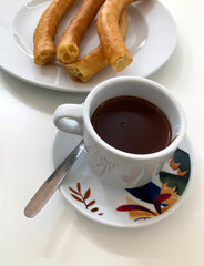 comiendo chocolate con churros porras en una cafetería bar IMG_7322-as24