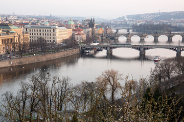 Obraz premium Vista aérea del río Moldava con sus con sus puentes, Praga.