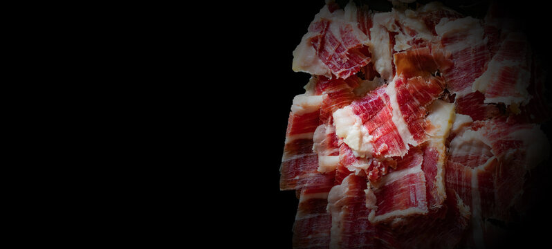 Jam&oacute;n serrano, jam&oacute;n de bellota, jam&oacute;n crudo o jam&oacute;n de parma. Jam&oacute;n ib&eacute;rico de bellota cortado en lonchas. Jam&oacute;n espa&ntilde;ol y comida tradicional.