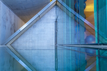 Obraz premium bottom-up view of building with reflection in the window glass, abstract photo