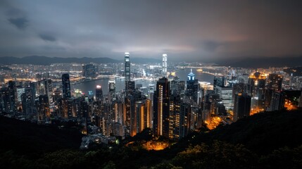 Obraz premium 夜の香港の美しいスカイライン: 旅行とデジタルメディアデザインのための都市景観