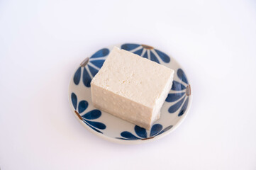 小皿にのせた冷ややっこ　島豆腐