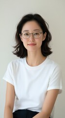 ビジネスや個人のブランディングのための、カジュアルな服装の若い女性のプロフェッショナルなポートレート