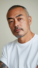 ライフスタイルとファッションのための、白髪とひげを生やした白いシャツを着た成熟した男性のポートレート