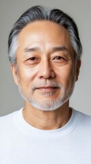 Fototapeta premium 白髪と優しい笑顔を持つ成熟したアジア人男性のポートレート
