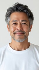 Obraz premium ビジネスとライフスタイルのイメージで、白いシャツを着て笑顔を見せる自信に満ちた成熟した男性