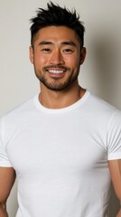 Fototapeta premium カジュアルなスタイルと自信：白いTシャツを着た笑顔の男性のポートレート