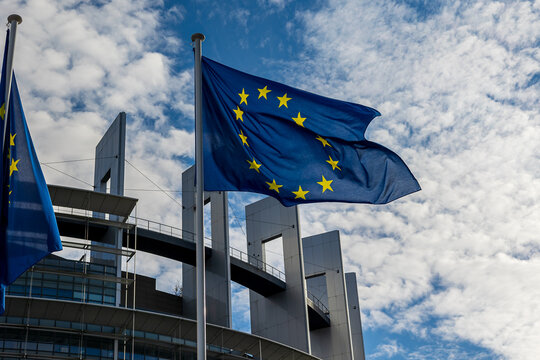 Eine wehende Flagge der Europ&auml;ischen Union vor dem Geb&auml;ude des Europ&auml;ischen Parlaments in Stra&szlig;burg.