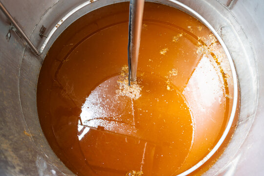 El mosto del agave est&aacute; en el tanque de fermentaci&oacute;n de la f&aacute;brica de tequila.	