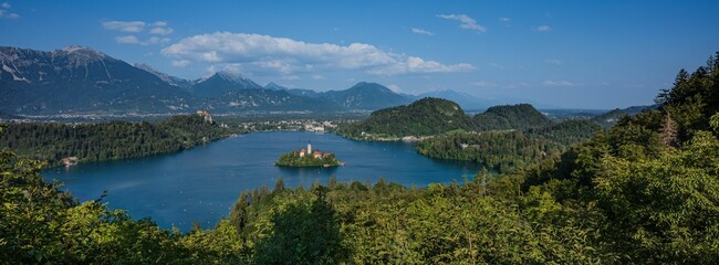 Obraz premium aerial view of Lake Bled in Slovenia with the clear waters of the lake surround a small island